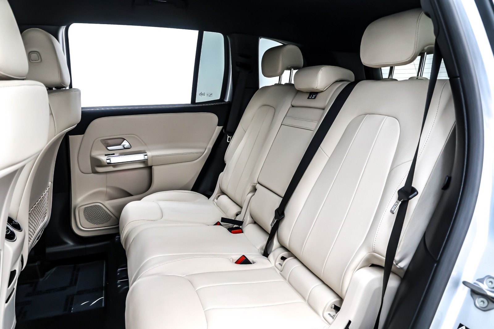 Used 2022 Iridium Silver Metallic Mercedes-Benz GLB 250 SUV image 9