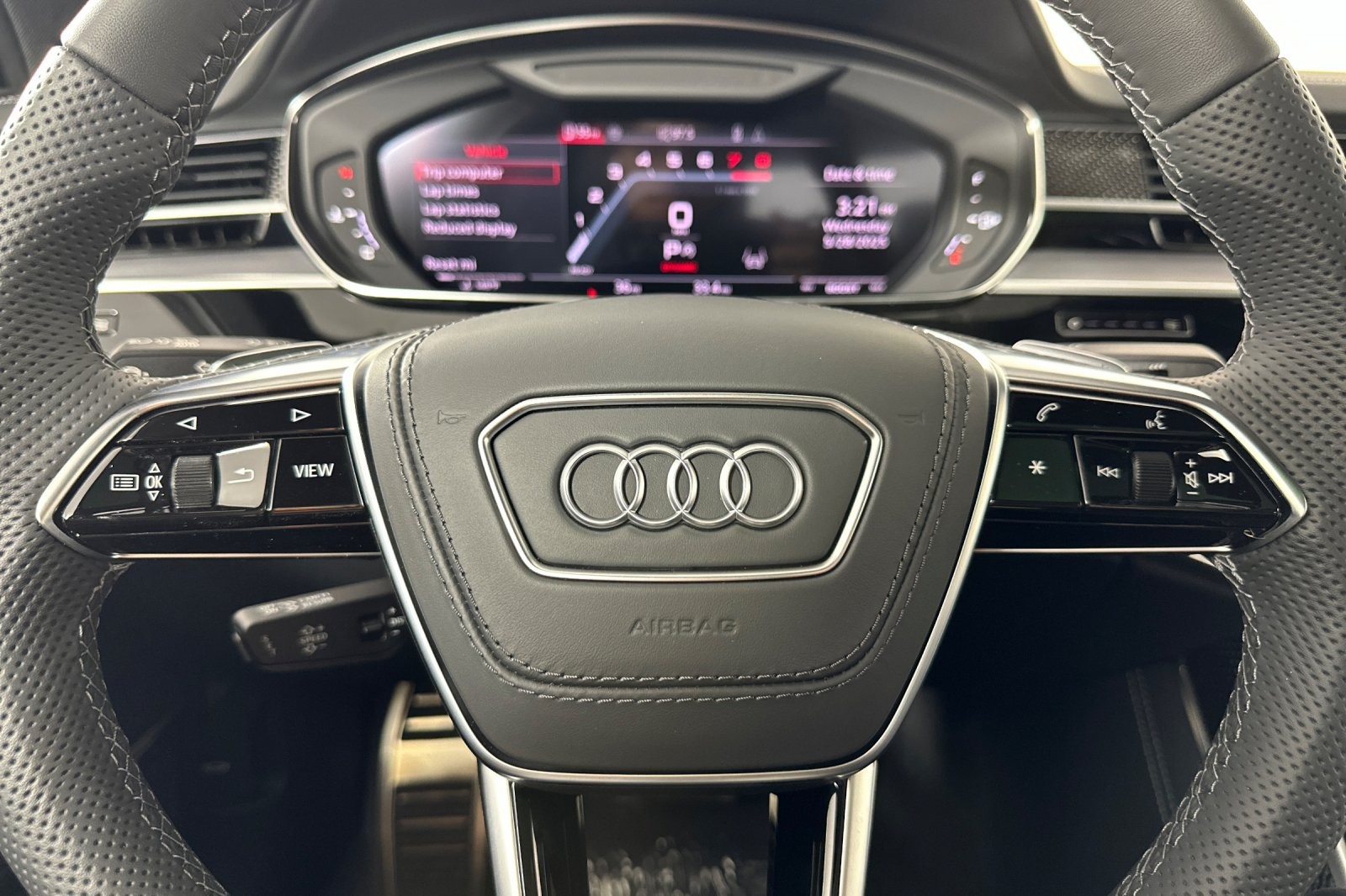 New 2025 Daytona Gray Pearl Effect Audi 4.0 TFSI image 21