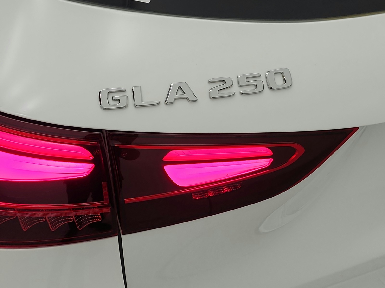 New 2026 Polar White Mercedes-Benz GLA 250 image 16