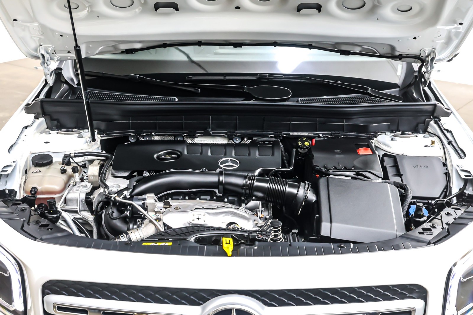 Used 2023 Polar White Mercedes-Benz GLB 250 SUV image 12