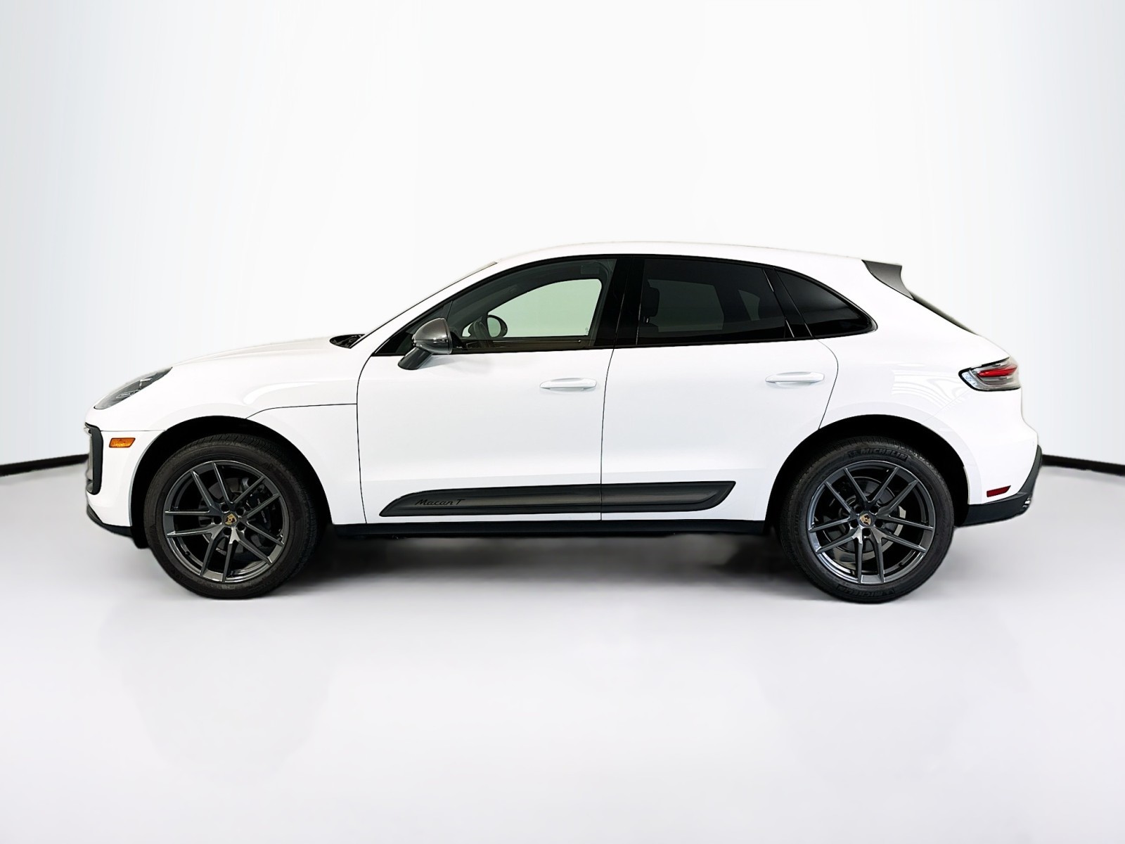 2024 Porsche Macan T 8