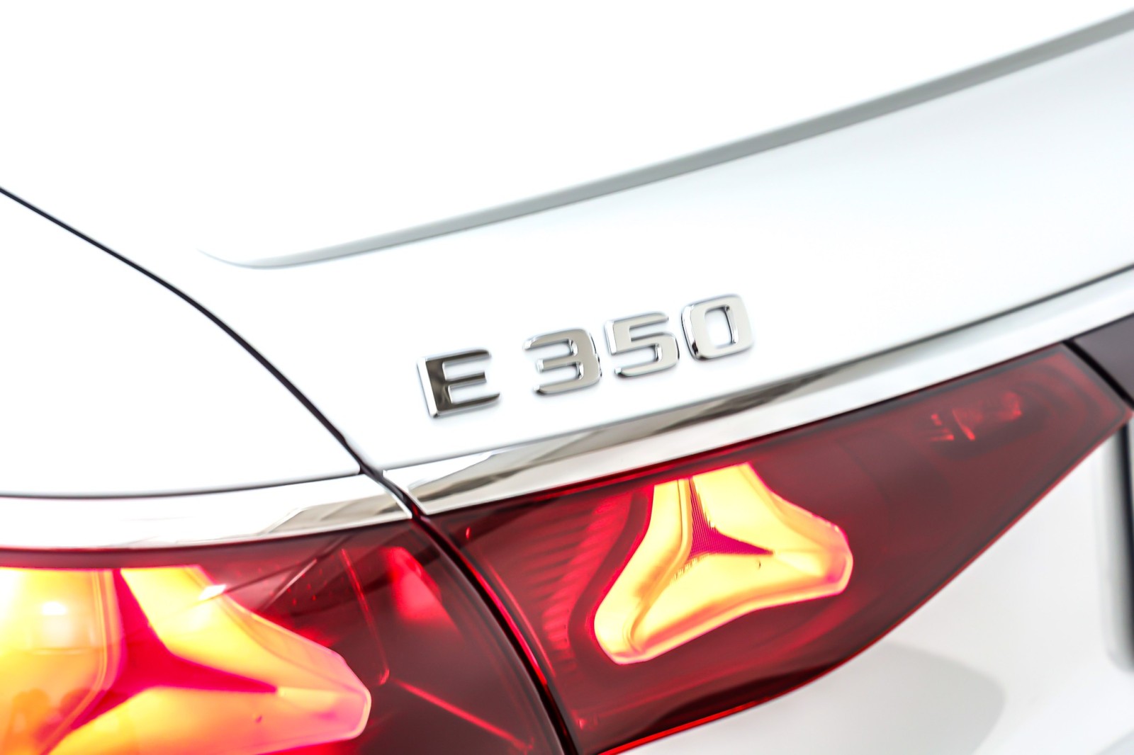 New 2026 MANUFAKTUR Moonlight White Metallic Mercedes-Benz E 350 image 9