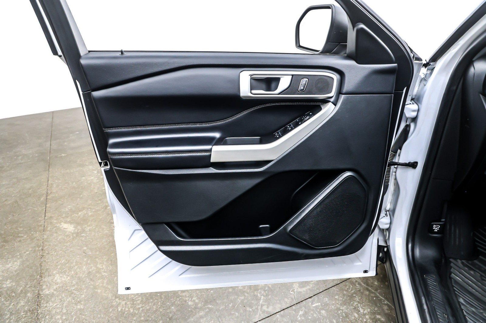 Used 2023 Oxford White Ford XLT RWD image 21