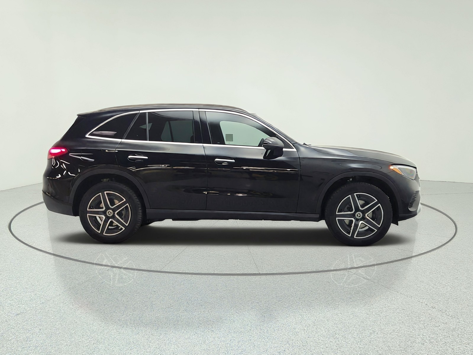 New 2027 Black Mercedes-Benz GLC 300 SUV image 4