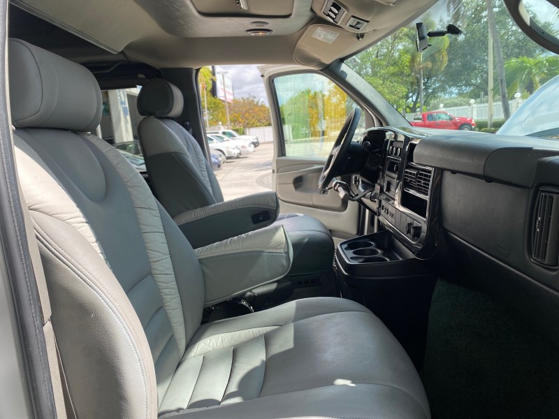 2013 GMC SAVANA HI TOP CONVERSION HANDICAP LIFT LOW MILES 24,857 in , 