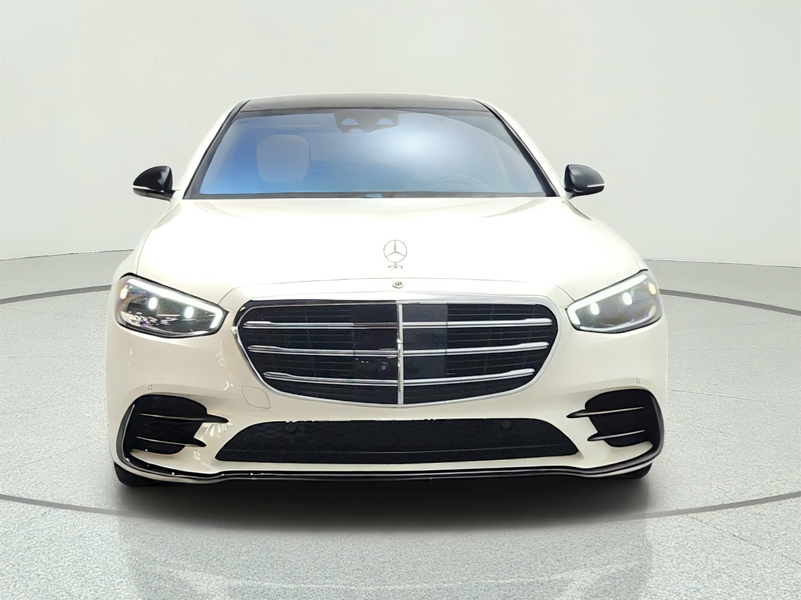 Used 2023 MANUFAKTUR Diamond White Mercedes-Benz S 580 4MATIC® Sedan image 2