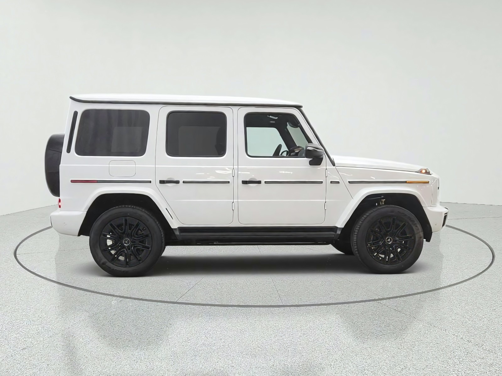 New 2027 MANUFAKTUR Moonlight White Metallic Mercedes-Benz G 580e SUV image 4