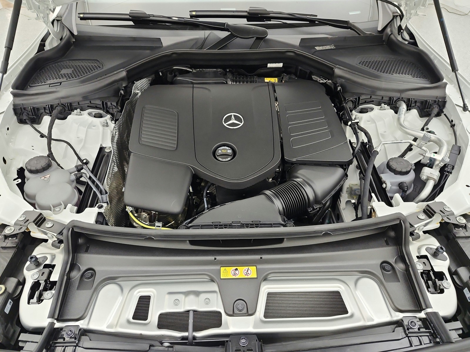 New 2027 Polar White Mercedes-Benz GLC 300 SUV image 12