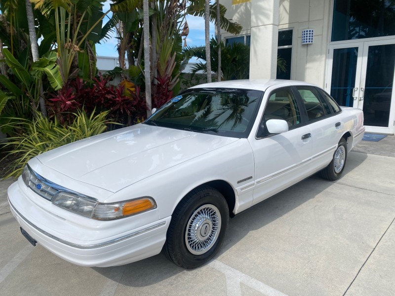 1995 Ford Crown Victoria LOW MILES 43,331 in , 