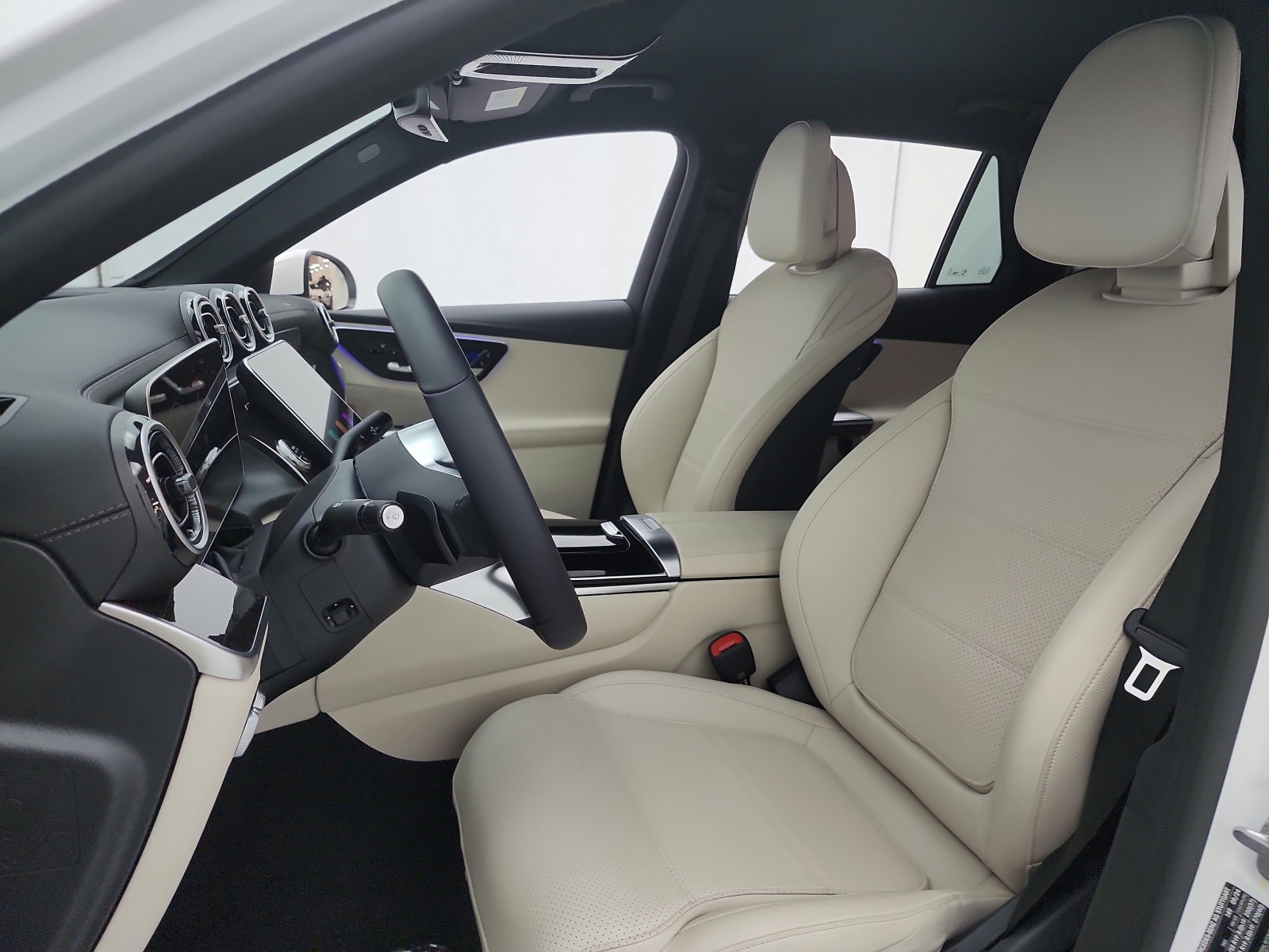 Certified Used 2025 Polar White Mercedes-Benz GLC 300 SUV image 16