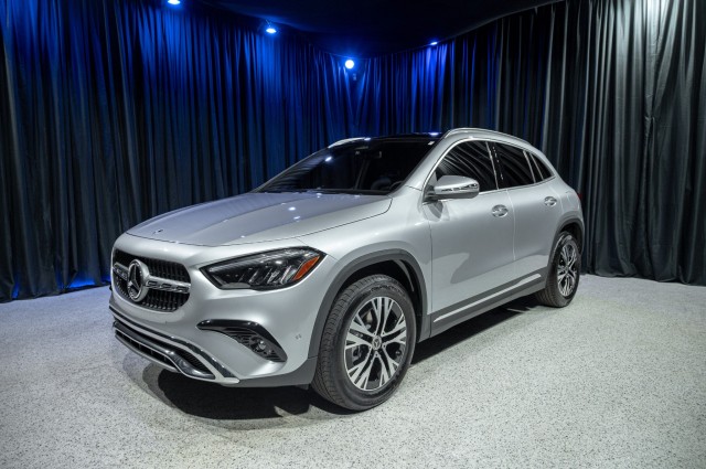 Cirrus Silver Metallic 2026 Mercedes-Benz GLA SUV / Crossover Front-Wheel Drive Automatic