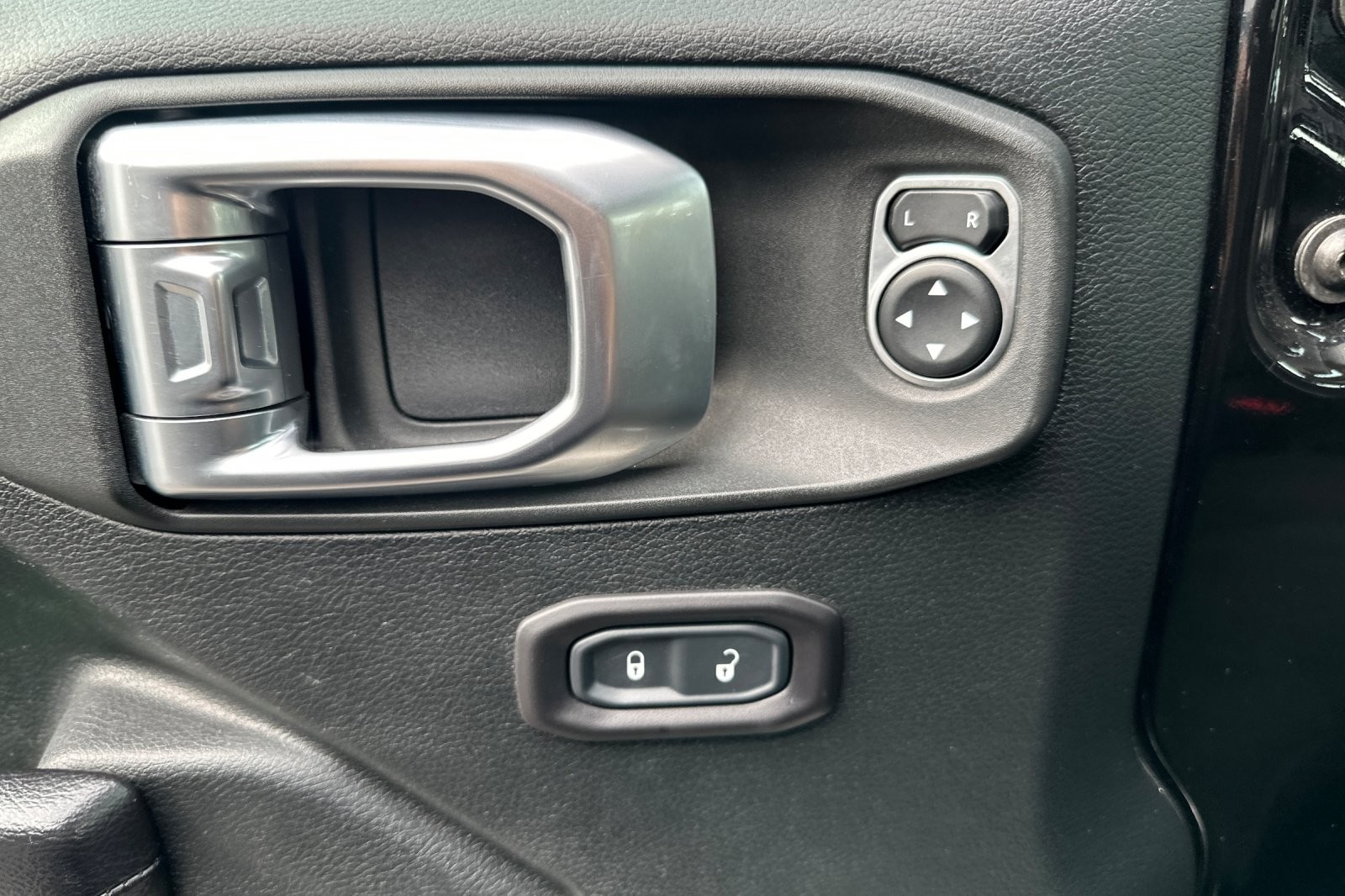 Used 2020 BLACK Jeep Sport S image 10