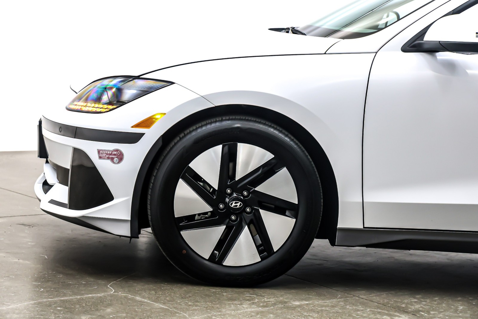 Used 2025 Serenity White Hyundai SE Standard Range RWD image 10