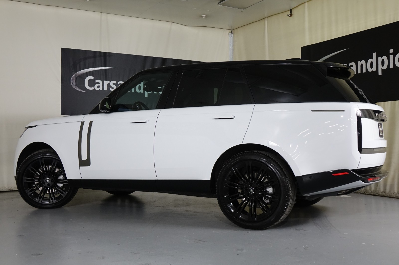 2024 Land Rover Range Rover SE 13