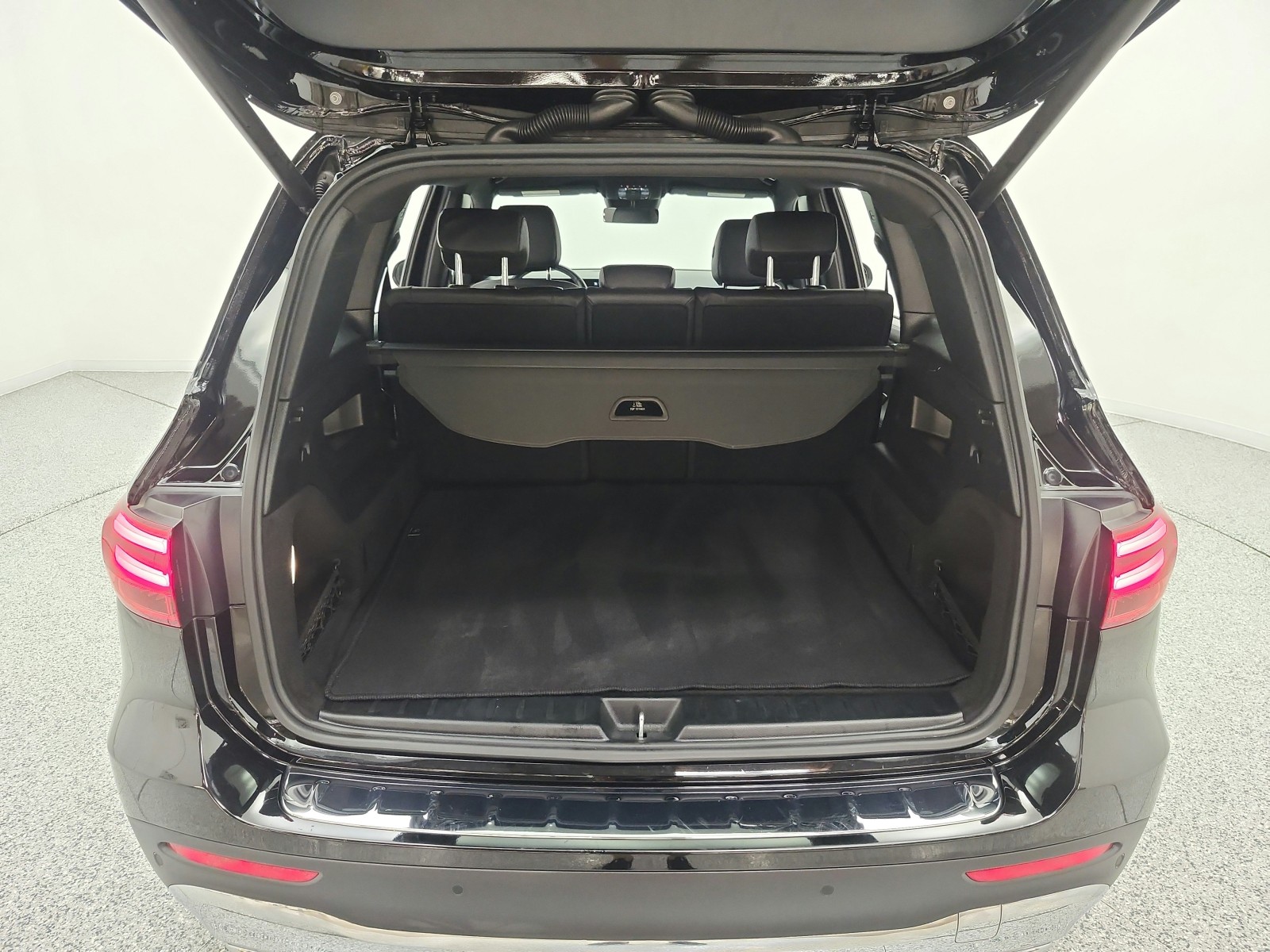 Used 2024 Night Black Mercedes-Benz GLB 250 SUV image 18