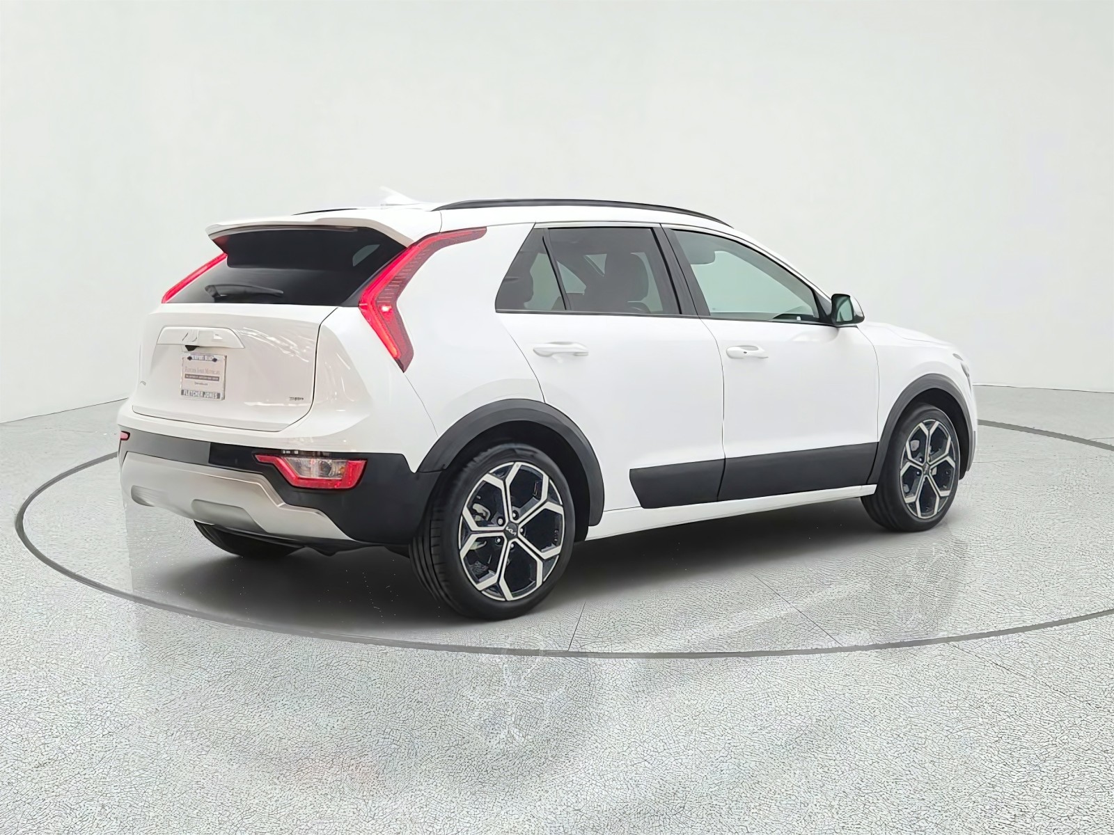 Used 2023 Snow White Pearl Kia EX Touring FWD image 5