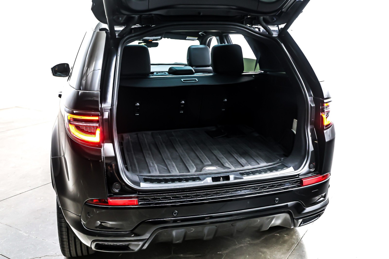 Used 2023 Santorini Black Metallic Land Rover SE R-Dynamic 4WD image 23