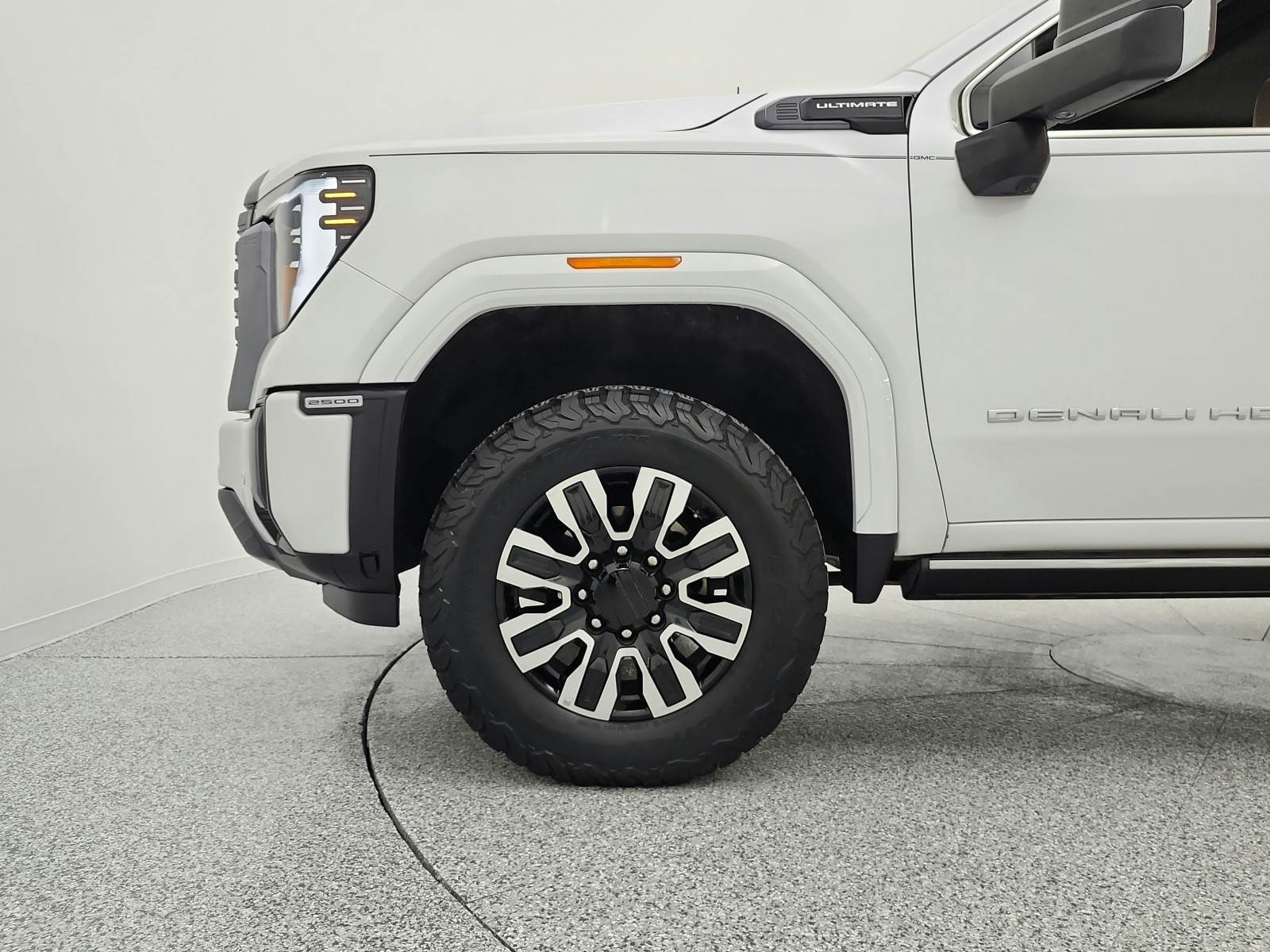 Used 2024 White Frost Tricoat GMC 4WD Crew Cab 159 Denali Ultimate image 17