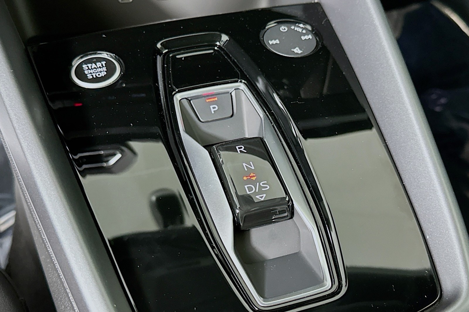 New 2026 Arrow Gray Pearl Effect Audi Premium Plus image 7