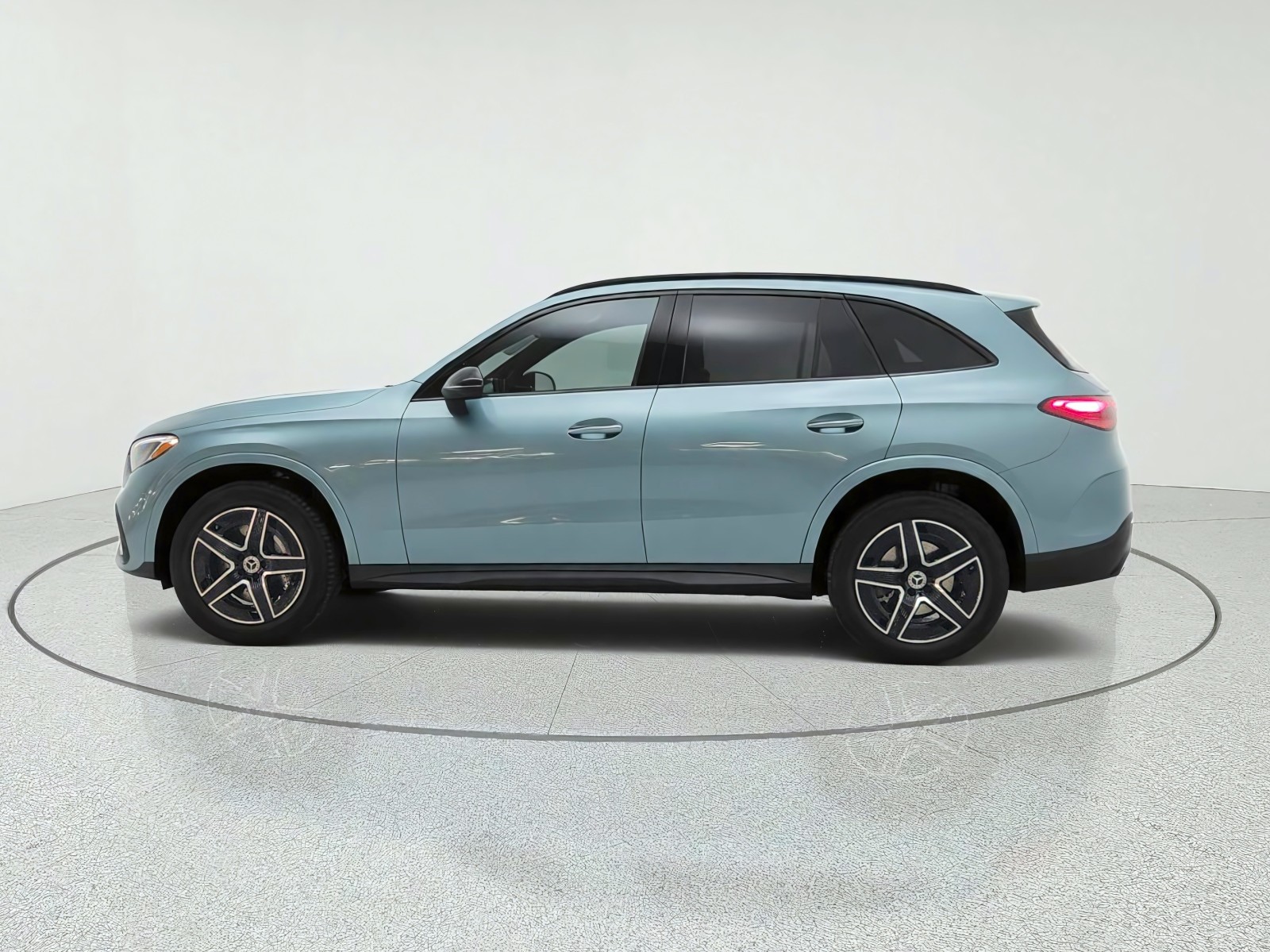 New 2027 Verde Silver Metallic Mercedes-Benz GLC 300 SUV image 8