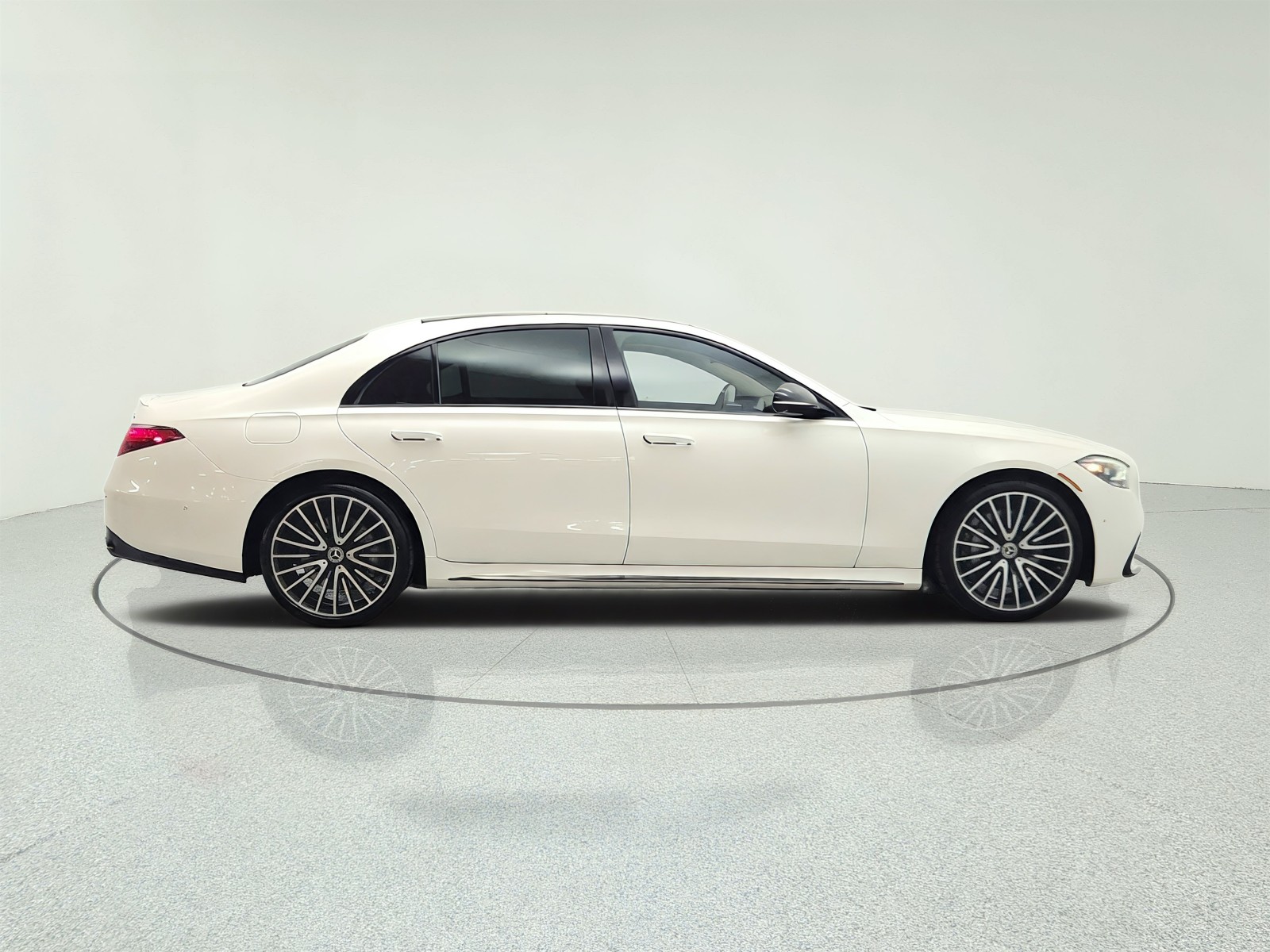 Used 2023 MANUFAKTUR Diamond White Mercedes-Benz S 580 4MATIC® Sedan image 4