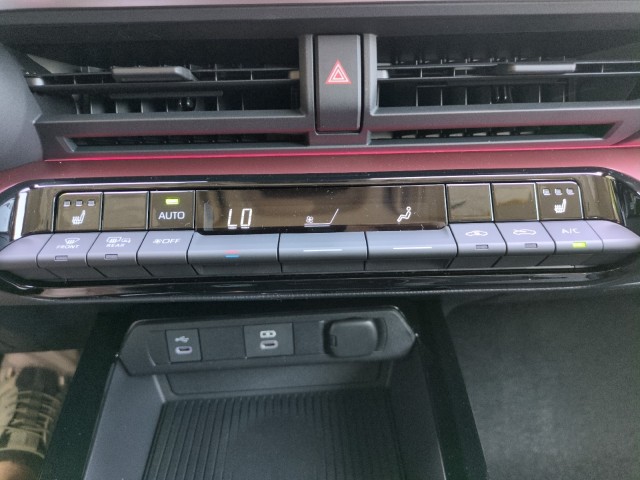 ToyotaPrius Plug-In Hybrid25