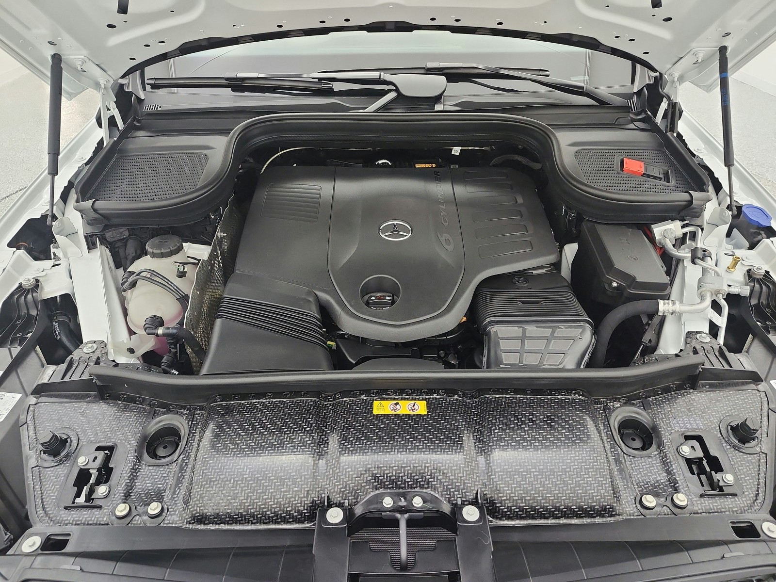 New 2026 MANUFAKTUR Moonlight White Metallic Mercedes-Benz GLE 450 image 12