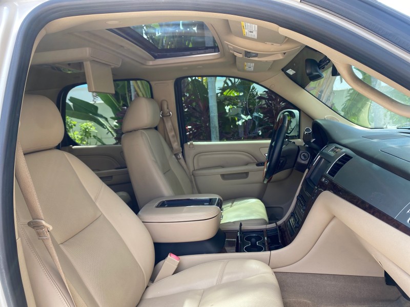 2013 Cadillac Escalade Luxury 1 OWNER LOW MILES 70,251 in ,