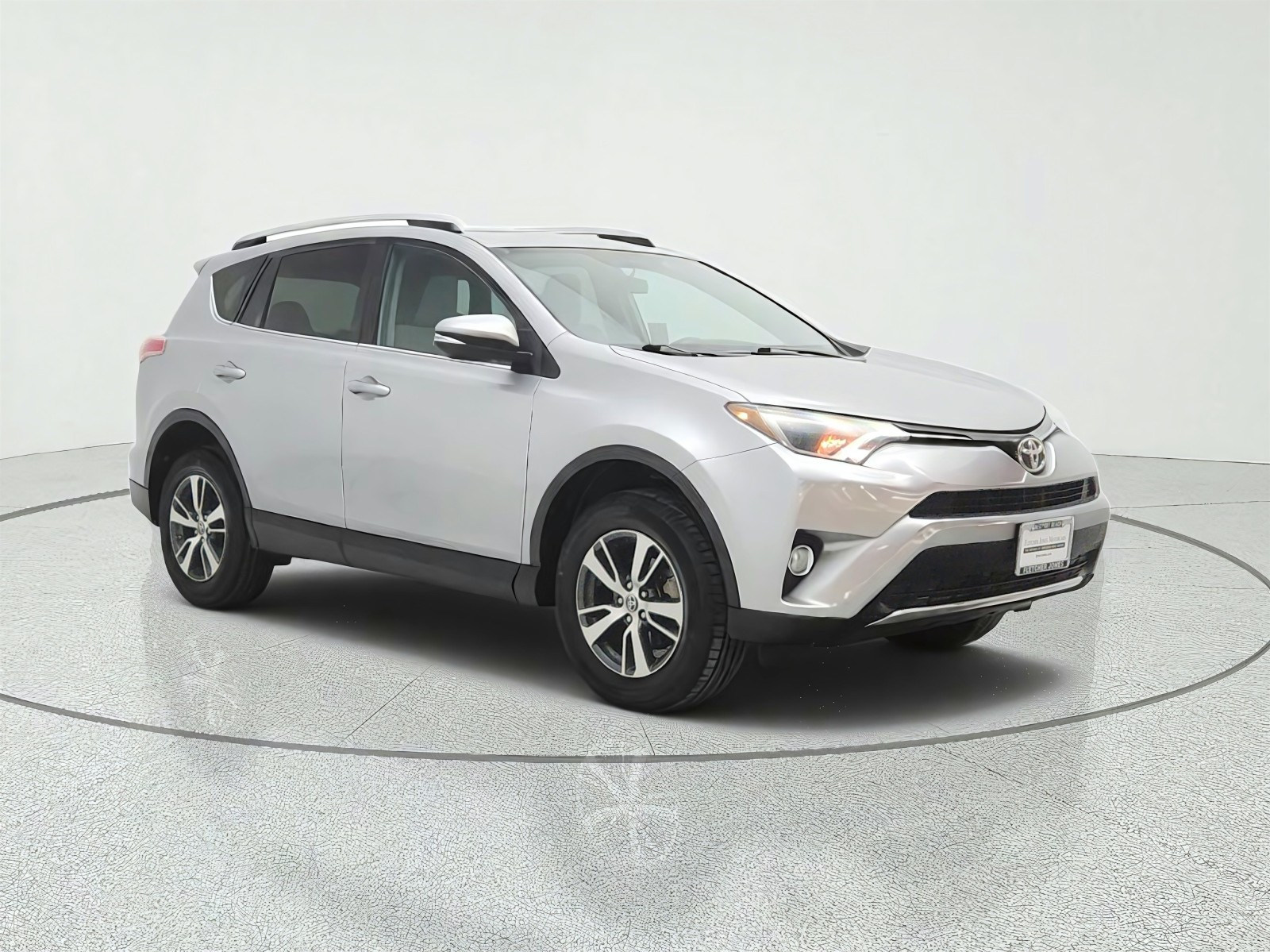 Used 2016 Silver Sky Metallic Toyota FWD 4dr XLE (Natl) image 3