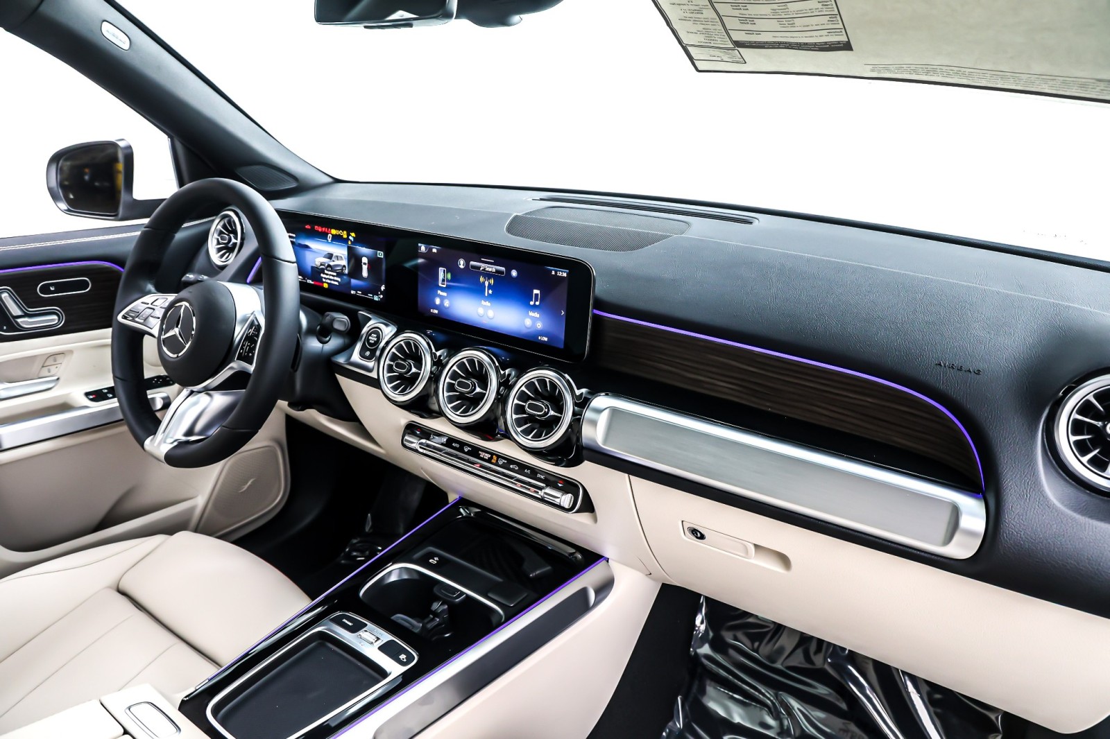 New 2026 Polar White Mercedes-Benz GLB 250 image 5