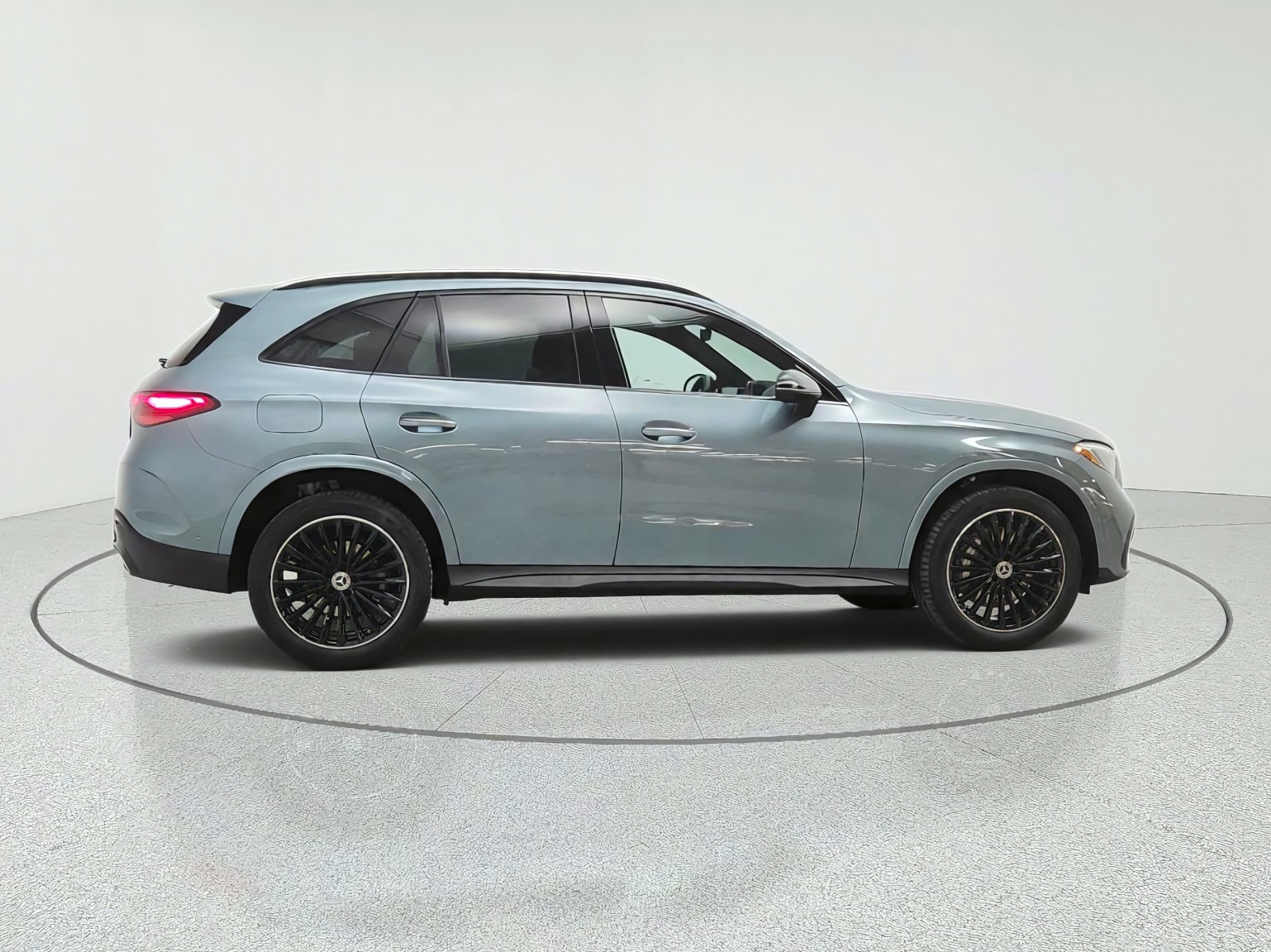 New 2027 Verde Silver Metallic Mercedes-Benz GLC 300 SUV image 4