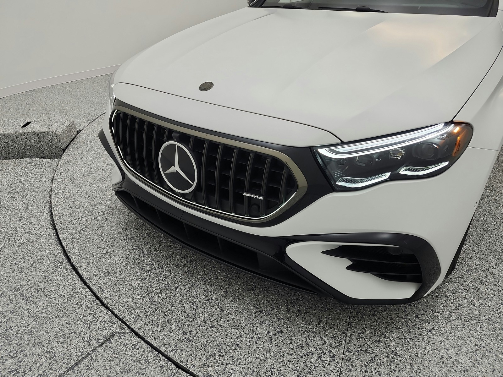 New 2026 MANUFAKTUR Moonlight White Magno Mercedes-Benz AMG® E 53 E image 16