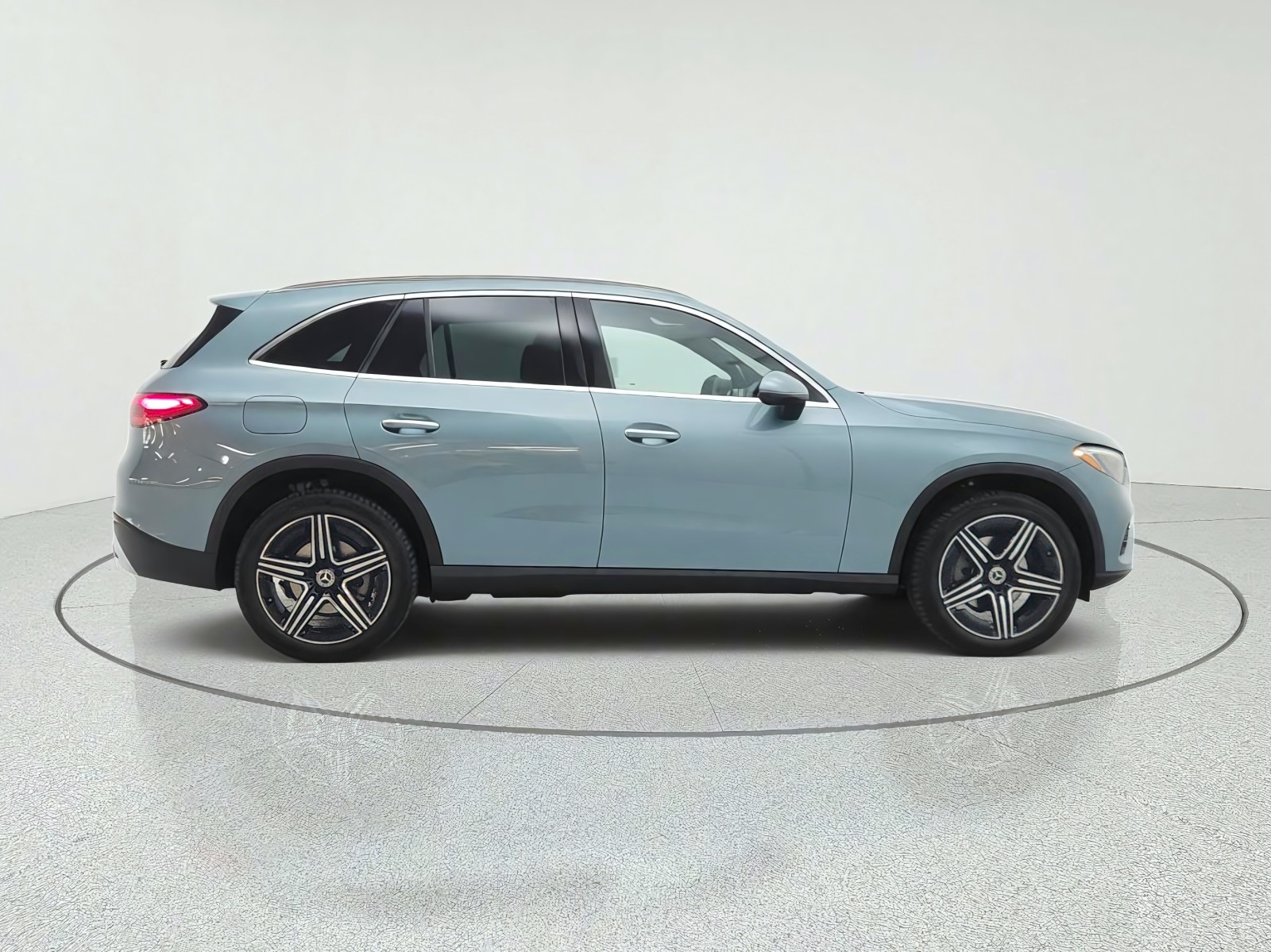 New 2027 Verde Silver Metallic Mercedes-Benz GLC 300 SUV image 4