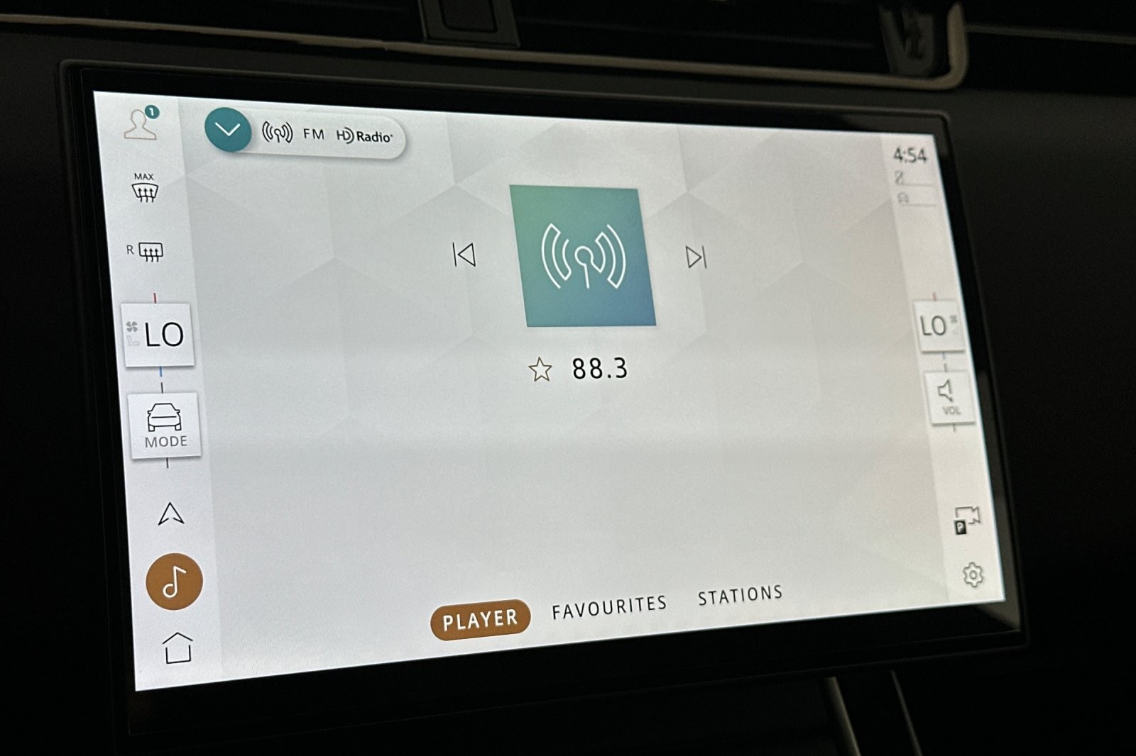 Used 2024 Fuji White Land Rover Dynamic SE AWD image 17