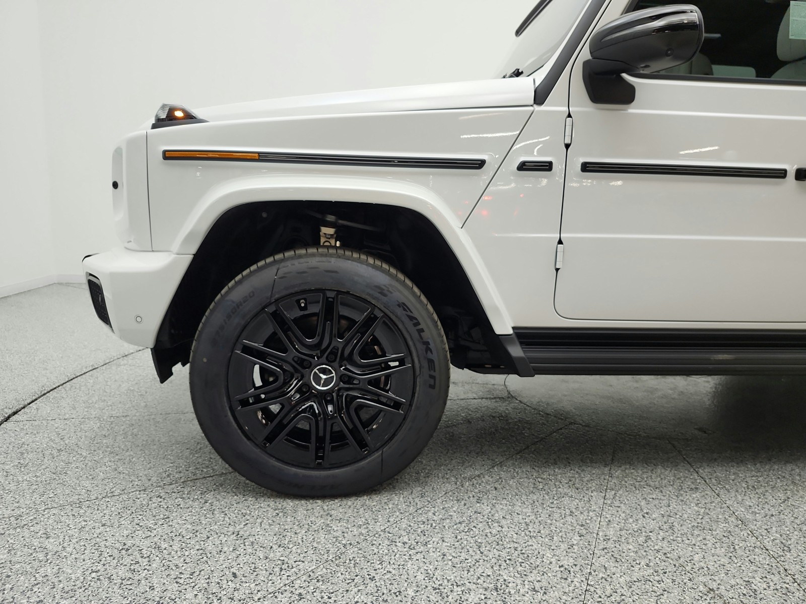 New 2027 MANUFAKTUR Moonlight White Metallic Mercedes-Benz G 580e SUV image 15