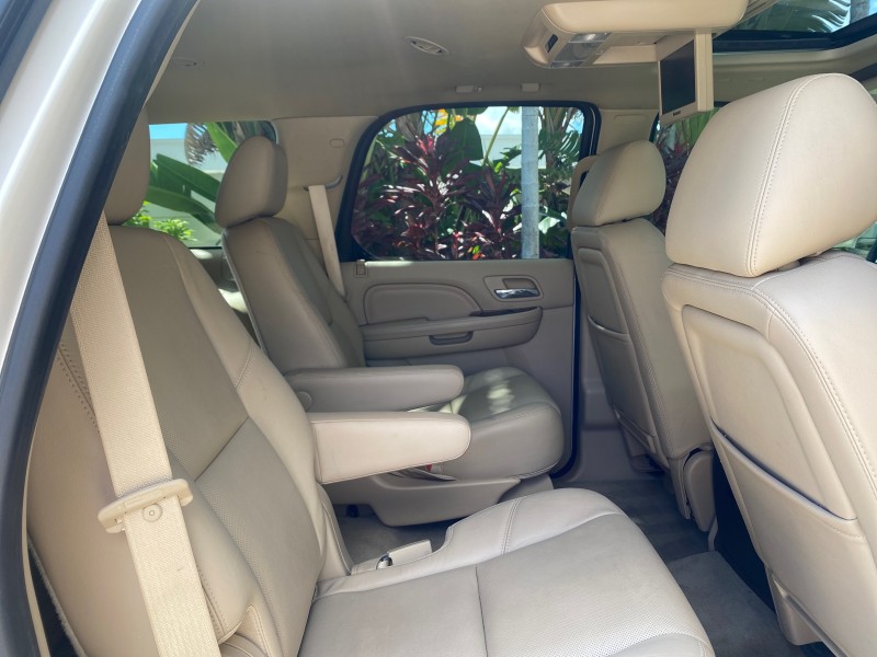 2013 Cadillac Escalade Luxury 1 OWNER LOW MILES 70,251 in ,