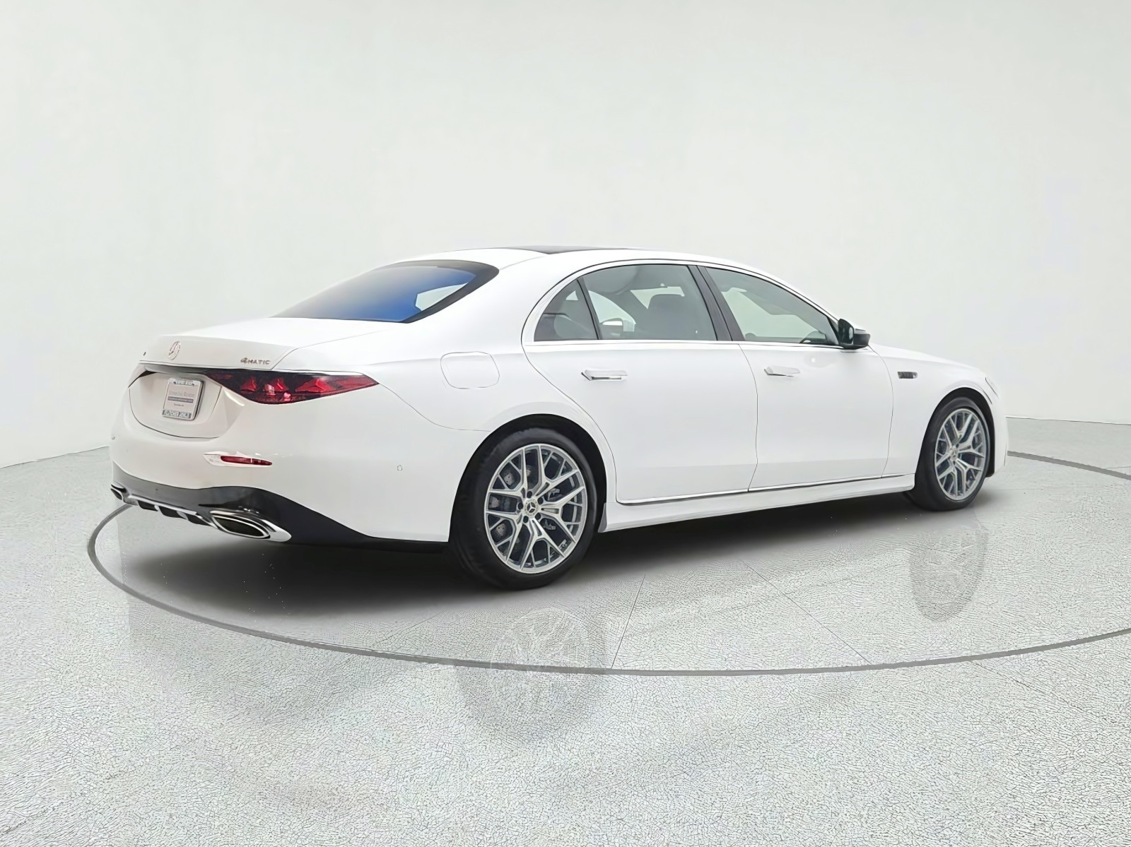 New 2027 MANUFAKTUR Moonlight White Metallic Mercedes-Benz S 580 4MATIC® Sedan image 5