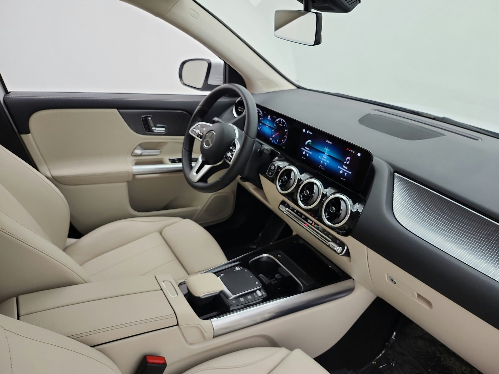 Used 2023 Digital White Metallic Mercedes-Benz GLA 250 SUV image 17