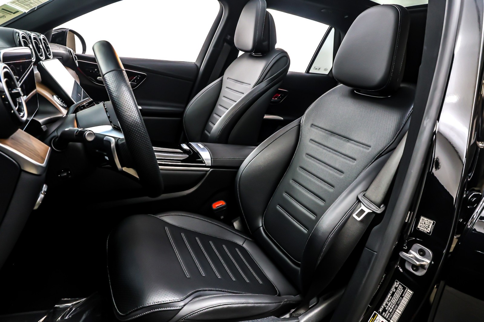 Used 2024 Obsidian Black Metallic Mercedes-Benz GLC 300 4MATIC® SUV image 17