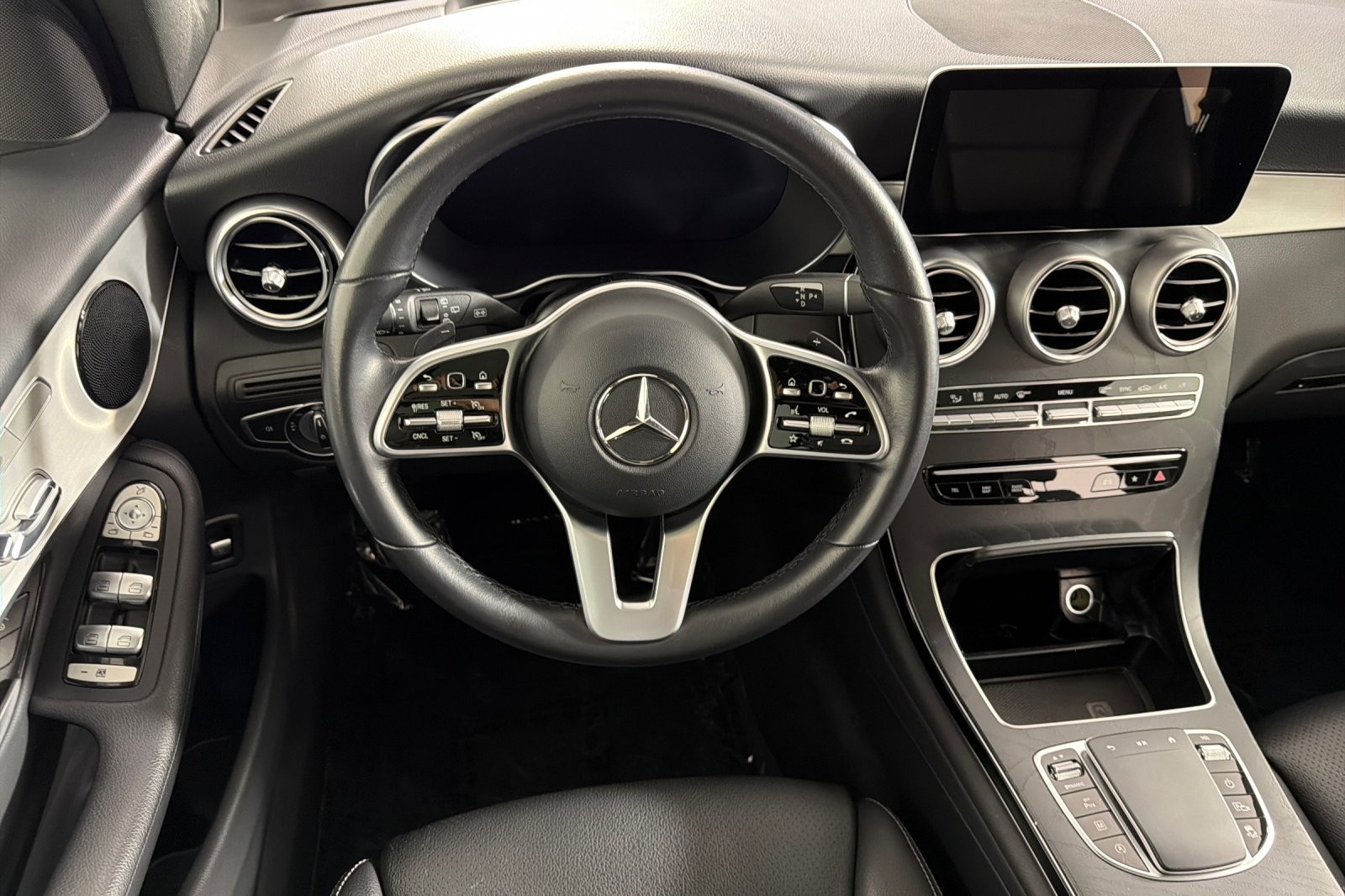 Used 2022 Black Mercedes-Benz GLC 300 SUV image 13