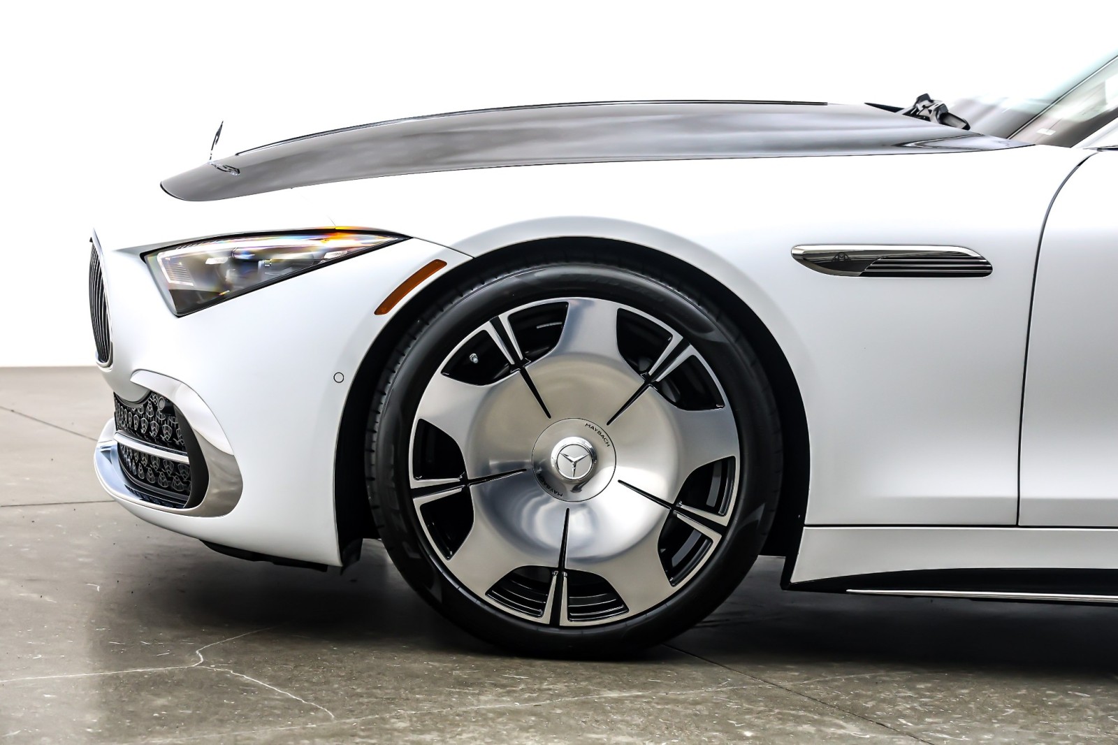 New 2026 MANUFAKTUR Moonlight White Magno Mercedes-Benz Maybach SL 680 Monogram Series image 10