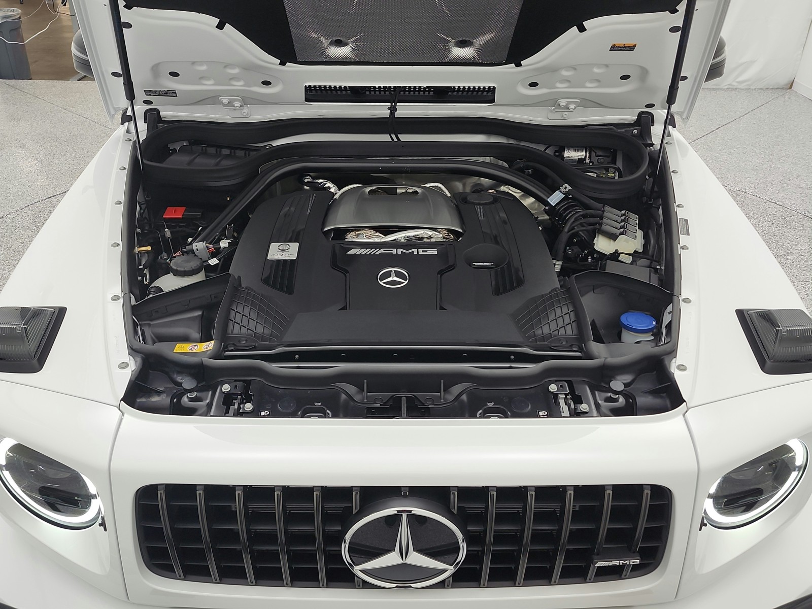 New 2026 MANUFAKTUR Moonlight White Metallic Mercedes-Benz AMG® G 63 image 12