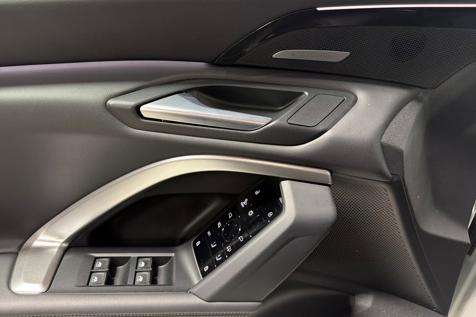 Used 2025 Glacier White Metallic Audi Premium Plus 2.0 TFSI quattro image 10