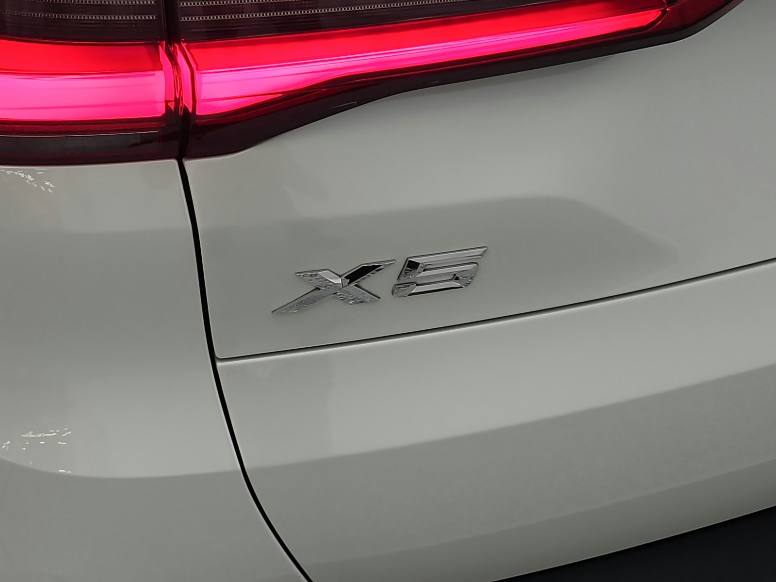 Used 2019 Mineral White Metallic BMW xDrive40i Sports Activity Vehicle image 29