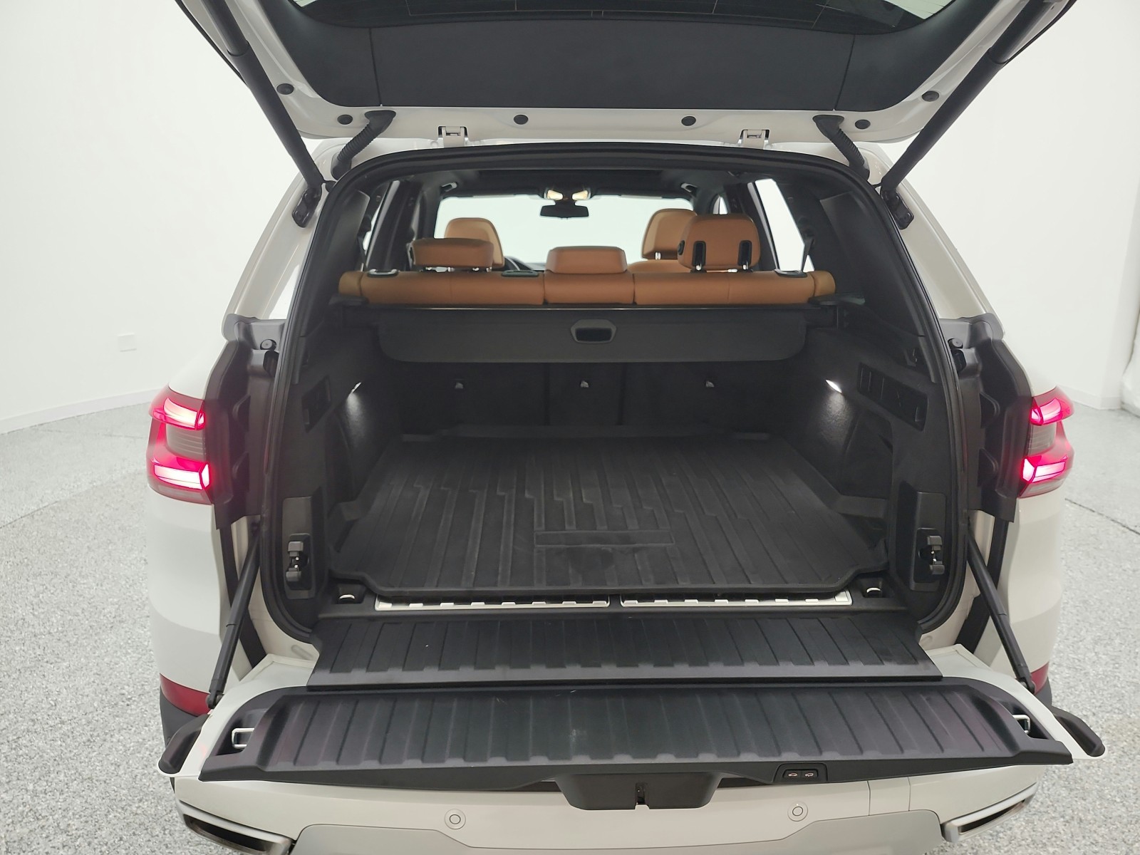 Used 2023 Mineral White Metallic BMW xDrive45e Plug-In Hybrid image 24