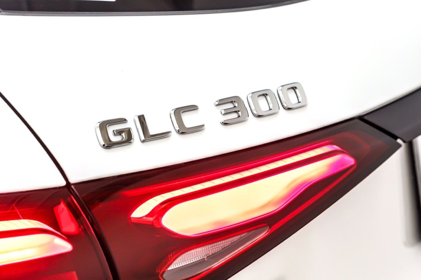 New 2026 Polar White Mercedes-Benz GLC 300 image 9