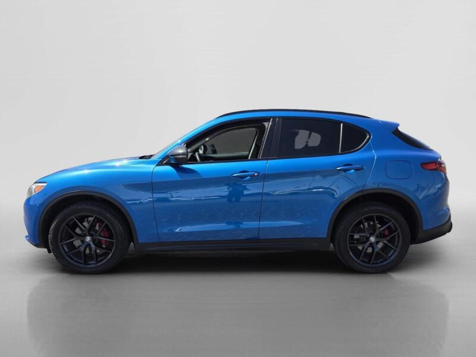 Used 2019 BLUE Alfa Romeo  image 2
