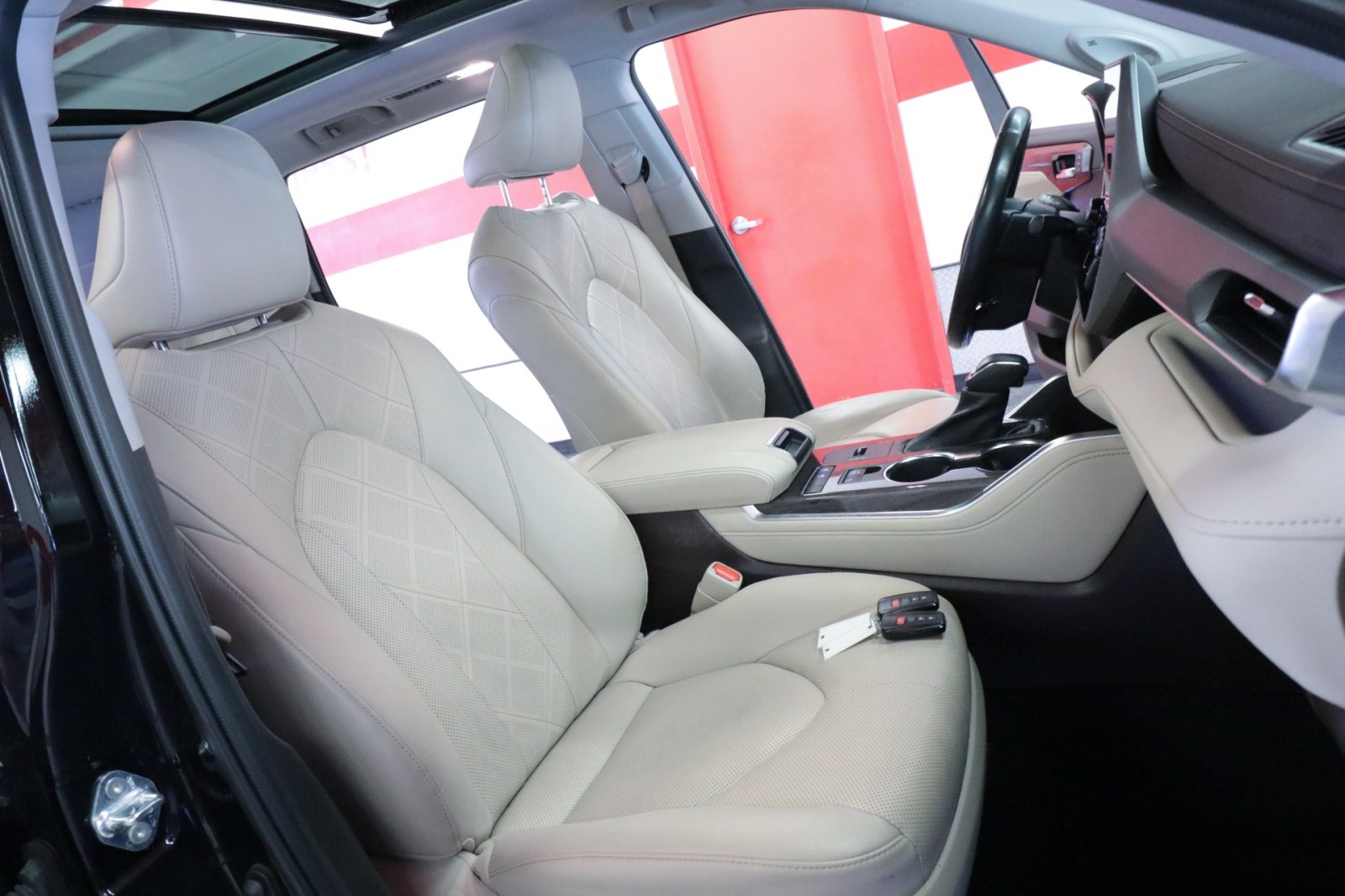 Used Car 2022 Toyota Highlander  Hybrid Platinum For Sale Under $40,000 In Austin, Texas