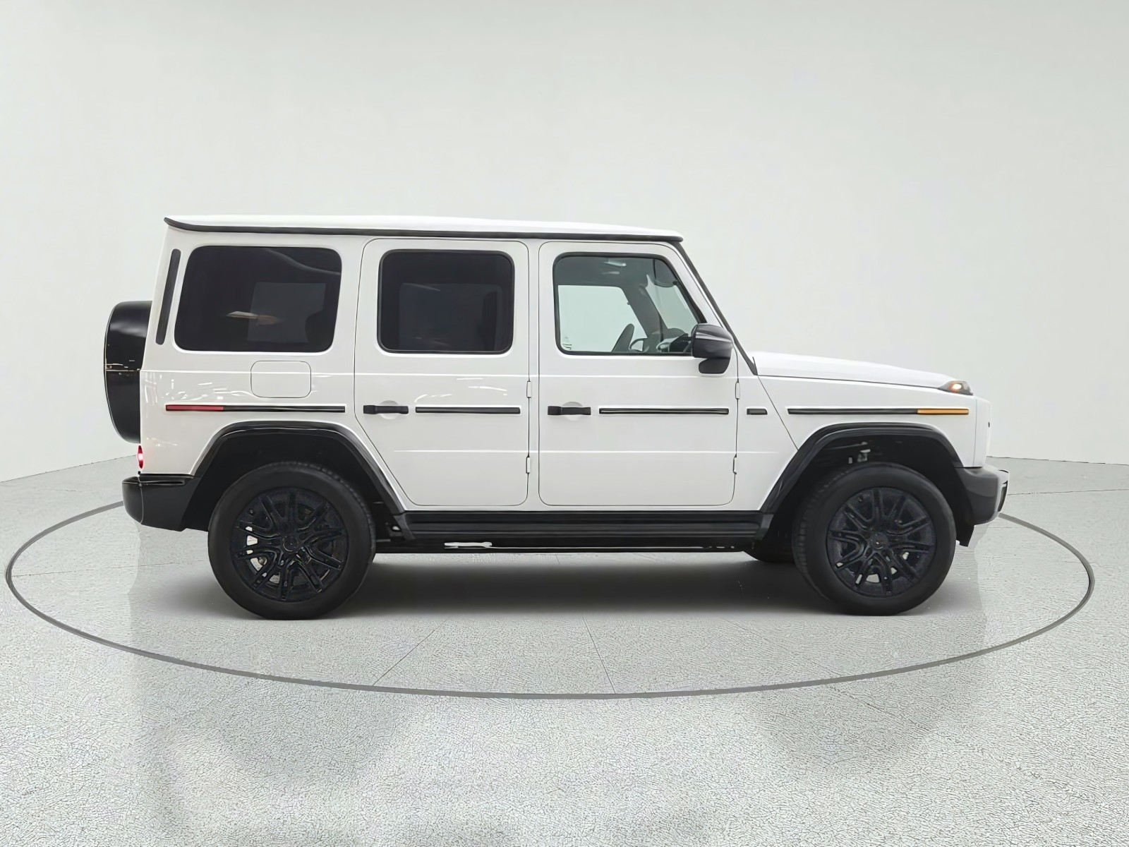 New 2027 MANUFAKTUR Moonlight White Metallic Mercedes-Benz G 580e SUV image 4