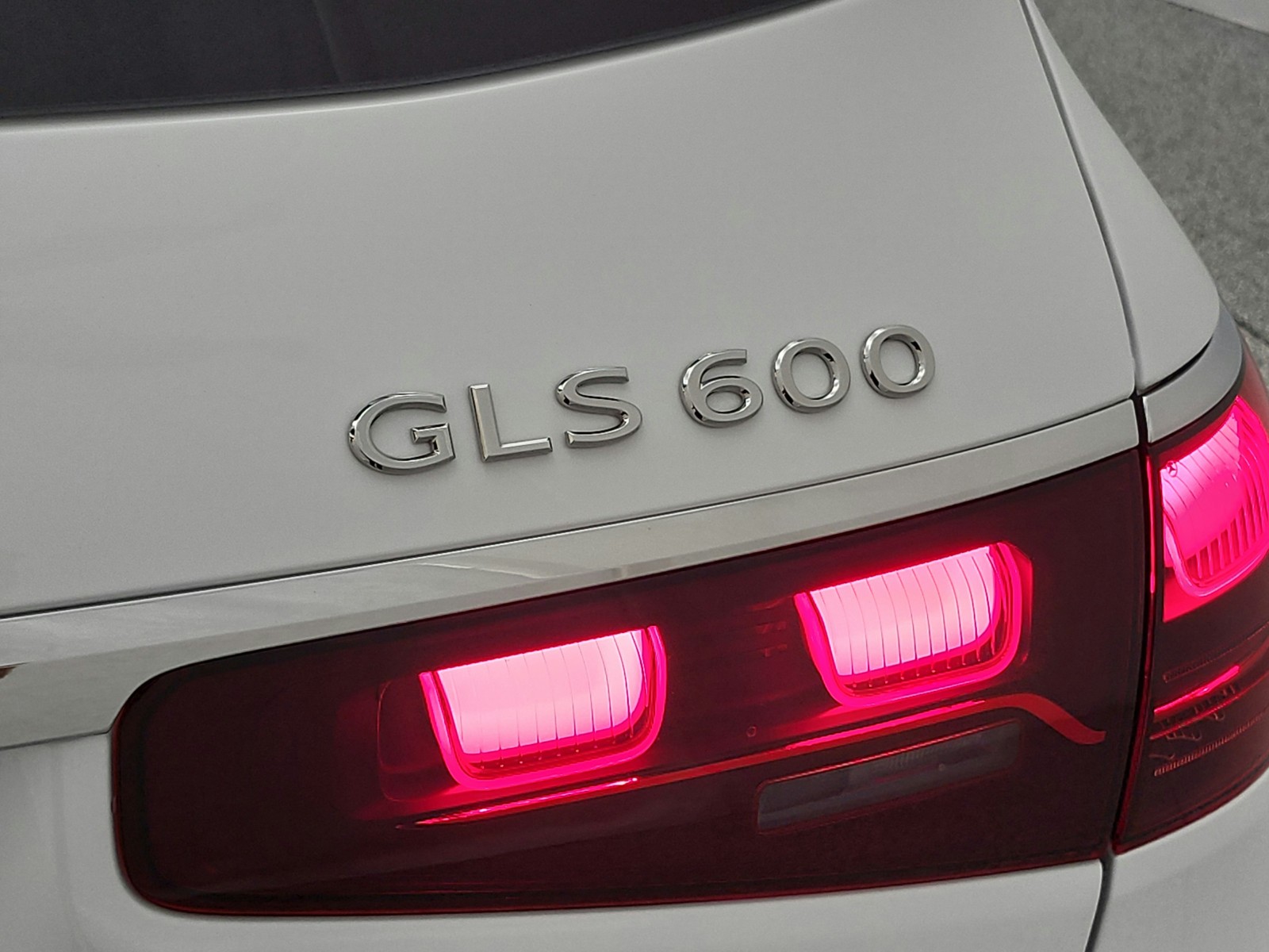 New 2026 MANUFAKTUR Moonlight White Metallic Mercedes-Benz Maybach GLS 600 image 15